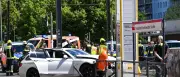 Berlin: Auto schleudert auf Bahnsteig – Mann von Mast erschlagen