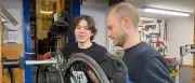 Berliner Fahrradwerkstatt stärkt Jugendliche – Projekt in Gefahr