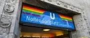 Berliner U-Bahnhof Nollendorfplatz heißt für Pride Month „Im Regenbogenkiez“