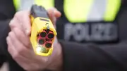 Bewaffneter Einbrecher attackiert Polizisten in Berlin-Steglitz – Taser-Einsatz