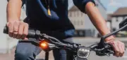 Blinker für Fahrräder: Test zeigt Vor- und Nachteile der Systeme