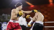 Boxer kämpft mit Duden-Hose: Kuriose Aktion im Ring