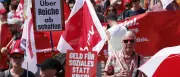 Demo trotz Hitze: Hunderte protestieren gegen Sozialreformen