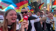 Deutsche Fans feiern Undav am Times Square ausgelassen