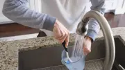 Einfacher Trick: Mixer blitzschnell reinigen