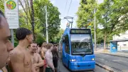Eisbach-Runde in München: 50 Halbnackte an Tram-Haltestelle