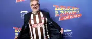 Elton spielt Schulleiter im Musical „Zurück in die Zukunft“ in Hamburg