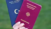 Fast alle Neubürger in Deutschland behalten alten Pass