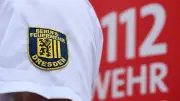 Feuerwehr rettet Turmfalken von Kirchendach in Dresden