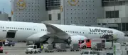 Frankfurter Flughafen: Dreamliner nach Fahrwerkpanne abgeschleppt