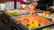 Fremdschämen am Buffet: Deutsche Touristen im Urlaub peinlich