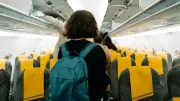 Gefahr bei Evakuierungen: Warum Handgepäck im Flieger lebensbedrohlich sein kann