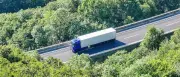 Gefahrgut-Lkw auf A8: Sperrung, Evakuierungen und zehn Kilometer Stau