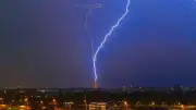 Gewitter bringt Abkühlung: Blitz trifft Eiffelturm in Paris
