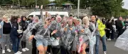 Glitzer, Ponchos und gute Freundinnen beim Helene-Fischer-Konzert in Berlin