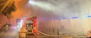Großbrand in Berlin-Reinickendorf: 40 Kubikmeter Sperrmüll in Flammen