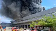 Großbrand in Honda-Fabrik bei Barcelona: Rauchwolke über Stadt