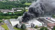 Großbrand in Lagerhalle: A1 bei Remscheid zeitweise voll gesperrt
