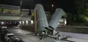 Güterzugunglück in München: Waggons stürzen von Brücke, Person schwer verletzt