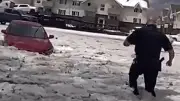 Hagel-Hölle in Colorado: Bodycam zeigt spektakuläre Rettung einer Autofahrerin