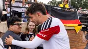Havertz schießt US-Fotografen im Training mit voller Wucht in den Bauch