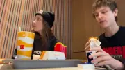Heiratsantrag bei McDonald's: Sie merkt nichts beim Pommes-Essen