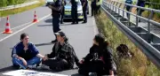 ILA-Eröffnung: Aktivisten blockieren Zufahrt zur Luftfahrtmesse in Berlin