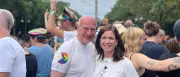 Kai Wegner fährt erstmals mit eigenem Wagen beim Berliner CSD mit