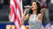 Katy Perry begeistert mit Lametta-Hoola-Hoop bei USA-Spiel
