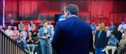 Klingbeil in der ARD-Arena: Schweiß, Nähe und Seitenhiebe gegen Trump