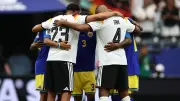 Kurios: Nmecha betet nach 7:1-Sieg mit Curacao-Spielern am Mittelkreis