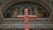 Leuchtendes Kreuz aus Rettungswesten am Berliner Dom zum Weltflüchtlingstag