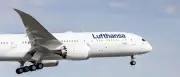 Lufthansa-Boeing 787 am Frankfurter Flughafen eingeknickt – mehrere Verletzte
