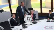 Merz schenkt Trump Deutschlandtrikot zum Geburtstag