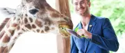 Model Linus Weber trifft Giraffen-Namensvetter im Tierpark Berlin