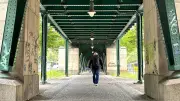 Modenschau unter U-Bahn: Genehmigungsstreit in Pankow