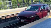 Navi-Panne: Frau fährt mit Auto auf Hochbahngleise in Berlin