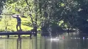 Neuer Weltrekord im Steine-Flitschen: 153 Meter weit