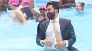 New Yorker Bürgermeister springt im Anzug ins Freibad zur Saisoneröffnung