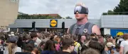 Parkplatz-Rave in Berlin: Ski Aggu lockt Hunderte zu Gratis-Konzert bei Lidl