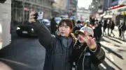 Peace-Zeichen auf Fotos: Gefahr durch KI und Identitätsdiebstahl