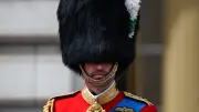 Prinz William unter Bärenfellmütze kaum erkennbar