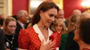 Prinzessin Kate rührt mit rotem Herzchen-Kleid bei Krebs-Charity