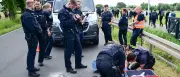 Pro-Palästina-Aktivisten blockieren ILA-Zufahrten am BER