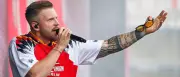 Rapper Finch lockt Hunderte zu Release-Party an Berliner Tankstelle