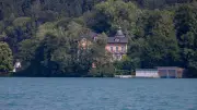 Rosa Luxus-Villa am Wörthersee erneut zum Verkauf