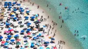 Sardinien: Sonnenschirmverbot am Strand sorgt für Spott und Unverständnis