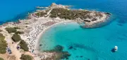Sardinien: Strand verbietet Sonnenschirme für Erwachsene – Schutz oder Schikane?