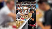 Schach-Wunderkind (12) besiegt Weltklasse-Star Duda – Carlsen staunt