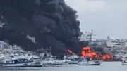 Schiffsbrände im Hafen von Manta: Schwarze Rauchwolken über Drogenumschlagplatz